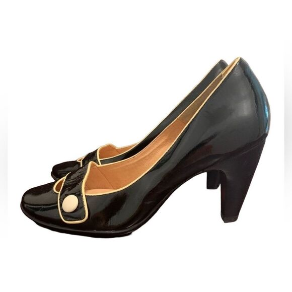 Söfft black heels with cute button detail - Picture 1 of 9